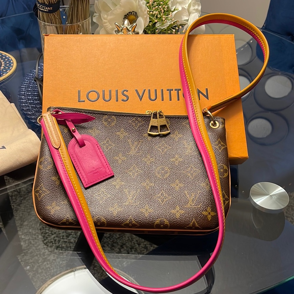 LOUIS VUITTON
Monogram Lorette